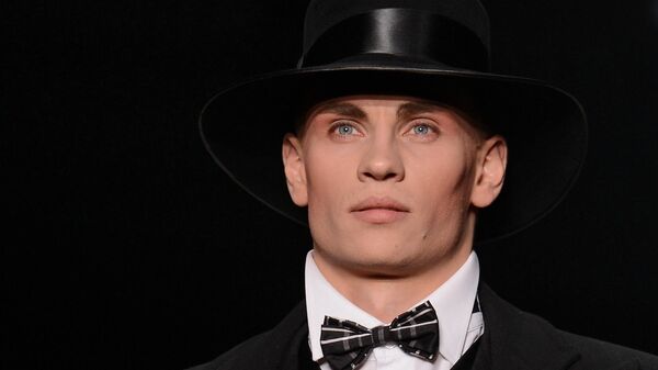 Модель демонстрирует одежду из новой коллекции Дома моды Slava Zaitsev в рамках Mercedes-Benz Fashion Week Russia в Центральном выставочном зале Манеж в Москве. Модель демонстрирует одежду из новой коллекции Дома моды Slava Zaitsev в рамках Mercedes-Benz Fashion Week Russia в Центральном выставочном зале Манеж в Москве.