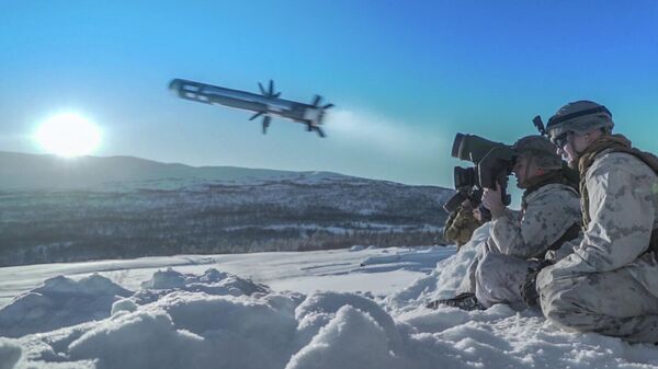 Американский военнослужащий производит выстрел из противотанкового ракетного комплекса (ПТРК) Javelin во время учений Cold Response 2020 в Норвегии Американский военнослужащий производит выстрел из противотанкового ракетного комплекса (ПТРК) Javelin во время учений Cold Response 2020 в Норвегии
