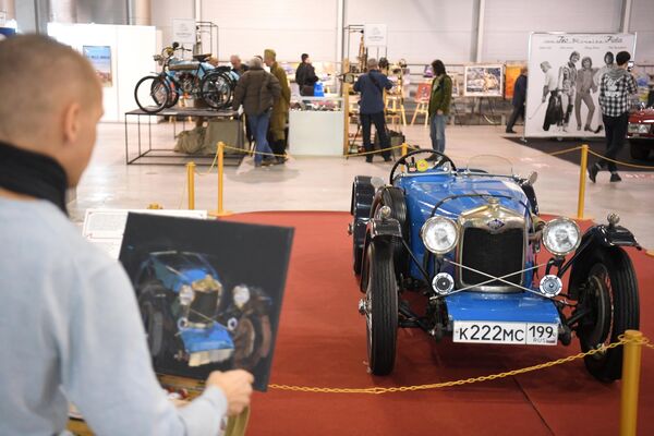 Мужчина рисует британский гоночный автомобиль Riley Brooklands Nine (1930) на открытии 29-й выставки старинных автомобилей и антиквариата Олдтаймер-Галерея 2020 Мужчина рисует британский гоночный автомобиль Riley Brooklands Nine (1930) на открытии 29-й выставки старинных автомобилей и антиквариата Олдтаймер-Галерея 2020