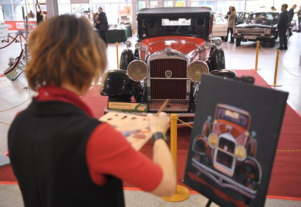 Девушка рисует кабриолет Hudson Super Six (1929) на открытии 29-й выставки старинных автомобилей и антиквариата Олдтаймер-Галерея 2020 Девушка рисует кабриолет Hudson Super Six (1929) на открытии 29-й выставки старинных автомобилей и антиквариата Олдтаймер-Галерея 2020