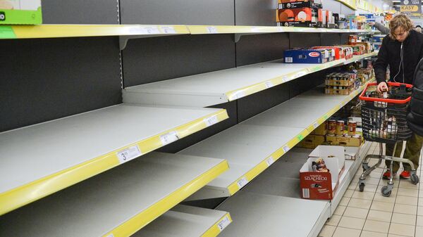 Торговые полки в продуктовом магазине в Варшаве Торговые полки в продуктовом магазине в Варшаве