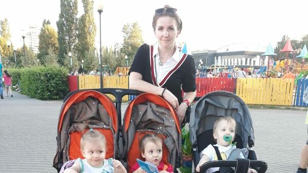 Наталья на прогулке с тройней Наталья на прогулке с тройней