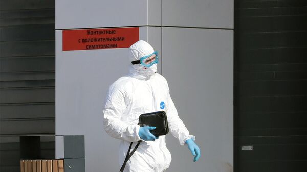 Медик возле приемного отделения инфекционной больницы Медик возле приемного отделения инфекционной больницы