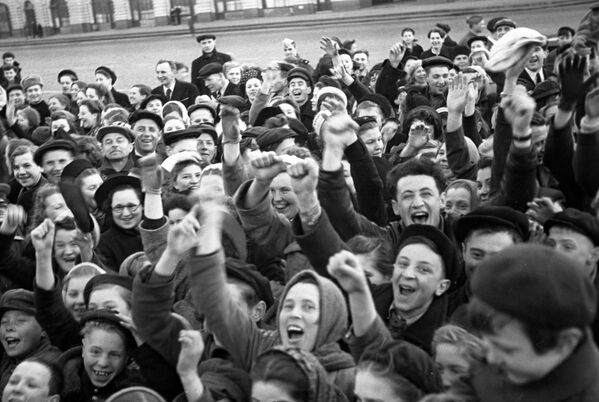 Москвичи на Красной площади утром в День Победы советского народа в Великой Отечественной войне 1941-1945 годов Москвичи на Красной площади утром в День Победы советского народа в Великой Отечественной войне 1941-1945 годов