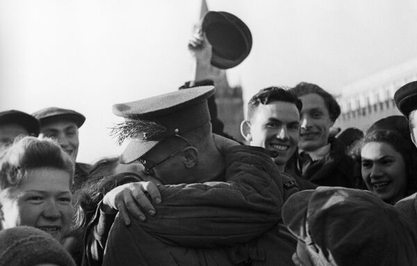 На Красной площади в день окончания Великой Отечественной войны. Москва, 9 мая 1945 года На Красной площади в день окончания Великой Отечественной войны. Москва, 9 мая 1945 года
