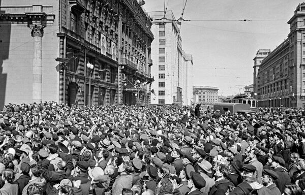 У здания американского посольства на Моховой в Москве У здания американского посольства на Моховой в Москве