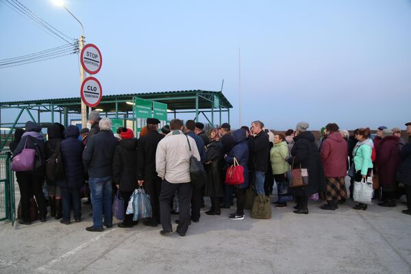 Люди на КПП Еленовка между Украиной и ДНР Люди на КПП Еленовка между Украиной и ДНР