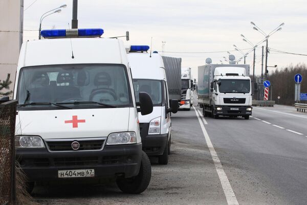 Автомобили скорой помощи на пропускном пункте Красная горка на магистрали М-1 на границе России и Белоруссии Автомобили скорой помощи на пропускном пункте Красная горка на магистрали М-1 на границе России и Белоруссии