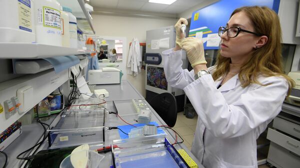 Сотрудница научно-исследовательской лаборатории Генные и клеточные технологии при Казанском федеральном университете проводит исследование Сотрудница научно-исследовательской лаборатории Генные и клеточные технологии при Казанском федеральном университете проводит исследование