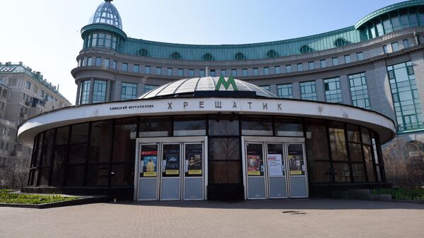 Закрытые двери в вестибюле станции Крещатик киевского метрополитена Закрытые двери в вестибюле станции Крещатик киевского метрополитена