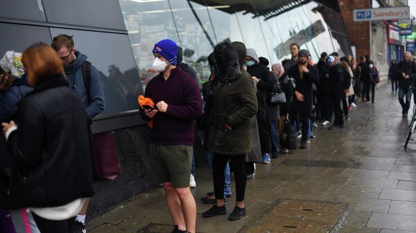 Люди в очереди за покупками в магазин Sainsbury's store в Лондоне, Великобритания Люди в очереди за покупками в магазин Sainsbury's store в Лондоне, Великобритания