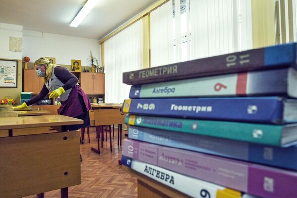 Сотрудница школы проводит санитарную обработку помещений в одной из школ Москвы Сотрудница школы проводит санитарную обработку помещений в одной из школ Москвы
