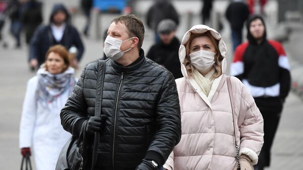 Люди в медицинских масках в Москве