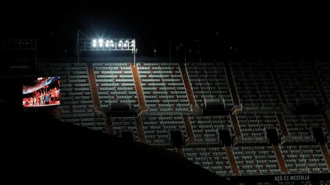 Пустые трибуны стадиона в Валенсии