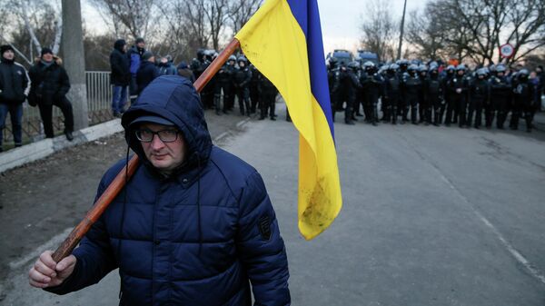 Акция протеста в селе Новые Санжары Полтавской области против прибытия самолета с эвакуированными людьми из Китая Акция протеста в селе Новые Санжары Полтавской области против прибытия самолета с эвакуированными людьми из Китая