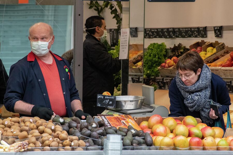 Женщина делает покупки в продуктовом магазине в Париже Женщина делает покупки в продуктовом магазине в Париже