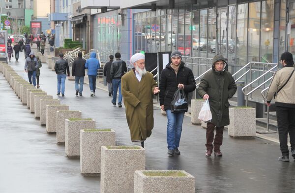 Мусульмане возвращаются от закрытой Соборной мечети Москвы в сторону метро. 20 марта 2020 г. Мусульмане возвращаются от закрытой Соборной мечети Москвы в сторону метро. 20 марта 2020 г.