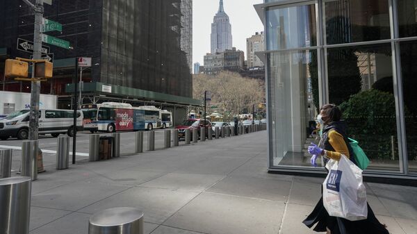 Девушка в медицинской маске на улице Нью-Йорка