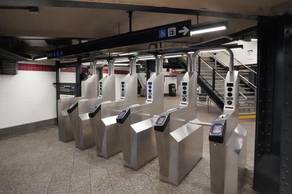 Турникеты на станции Пенсильванский вокзал (Penn Station) в Нью-Йорке Турникеты на станции Пенсильванский вокзал (Penn Station) в Нью-Йорке