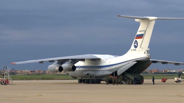 Военно-транспортный самолет ВКС России Ил-76 МД с медицинским оборудованием, предназначенным для борьбы с вирусом COVID-19, на итальянской авиабазе Практика-ли-Маре Военно-транспортный самолет ВКС России Ил-76 МД с медицинским оборудованием, предназначенным для борьбы с вирусом COVID-19, на итальянской авиабазе Практика-ли-Маре