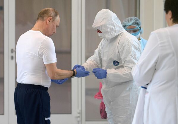 Президент РФ Владимир Путин во время посещения больницы, предназначенной для пациентов с подозрением на коронавирус, в московском посёлке Коммунарка Президент РФ Владимир Путин во время посещения больницы, предназначенной для пациентов с подозрением на коронавирус, в московском посёлке Коммунарка