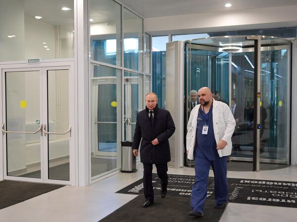 Президент РФ Владимир Путин во время посещения больницы, предназначенной для пациентов с подозрением на коронавирус, в московском посёлке Коммунарка Президент РФ Владимир Путин во время посещения больницы, предназначенной для пациентов с подозрением на коронавирус, в московском посёлке Коммунарка