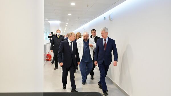 Президент РФ Владимир Путин во время посещения больницы, предназначенной для пациентов с подозрением на коронавирус, в московском посёлке Коммунарка Президент РФ Владимир Путин во время посещения больницы, предназначенной для пациентов с подозрением на коронавирус, в московском посёлке Коммунарка