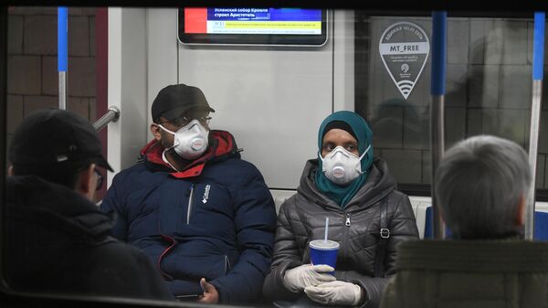 Пассажиры Московского метрополитена в защитных масках Пассажиры Московского метрополитена в защитных масках