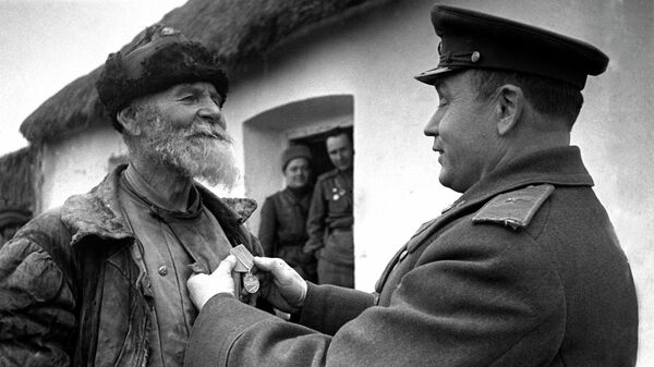 Командир дивизиона награждает колхозника Помкина за подвиг Командир дивизиона награждает колхозника Помкина за подвиг