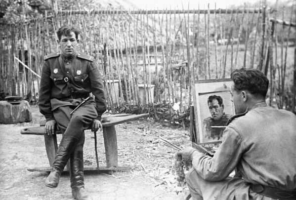 Художник студии военных художников Николай Соколов пишет портрет гвардии лейтенанта Н. Брыскина Художник студии военных художников Николай Соколов пишет портрет гвардии лейтенанта Н. Брыскина