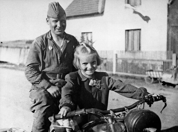 Советский солдат и чешская девочка. Село Чимелице, 1945 год Советский солдат и чешская девочка. Село Чимелице, 1945 год