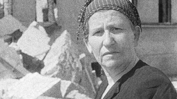 Жительница еврейского гетто на развалинах родного дома Жительница еврейского гетто на развалинах родного дома