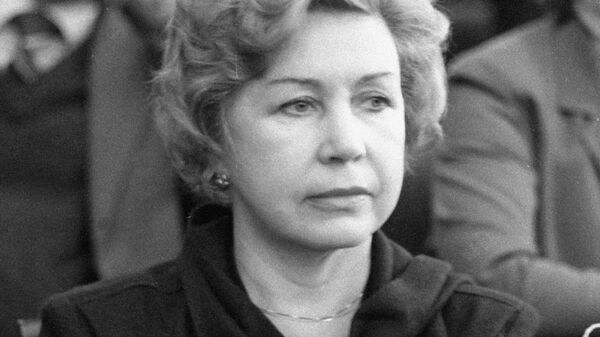 Народная артистка РСФСР Инна Макарова на объединенном пленуме правлений творческих союзов и организаций СССР и РСФСР Народная артистка РСФСР Инна Макарова на объединенном пленуме правлений творческих союзов и организаций СССР и РСФСР