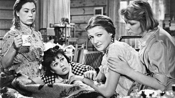 Кадр из кинофильма Девчата (режиссер Юрий Чулюкин, 1962 год). В ролях (слева направо): Надя - Инна Макарова, Катя - Люсьена Овчинникова, Анфиса - Светлана Дружинина, Вера - Нина Меньшикова Кадр из кинофильма Девчата (режиссер Юрий Чулюкин, 1962 год). В ролях (слева направо): Надя - Инна Макарова, Катя - Люсьена Овчинникова, Анфиса - Светлана Дружинина, Вера - Нина Меньшикова