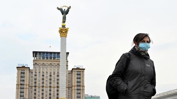 Женщина в медицинской маске на улице Киева Женщина в медицинской маске на улице Киева