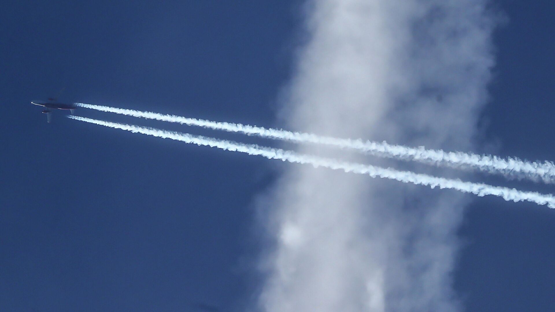 Самолет Airbus A320-214 в небе над Москвой Самолет Airbus A320-214 в небе над Москвой - РИА Новости, 1920, 26.12.2020