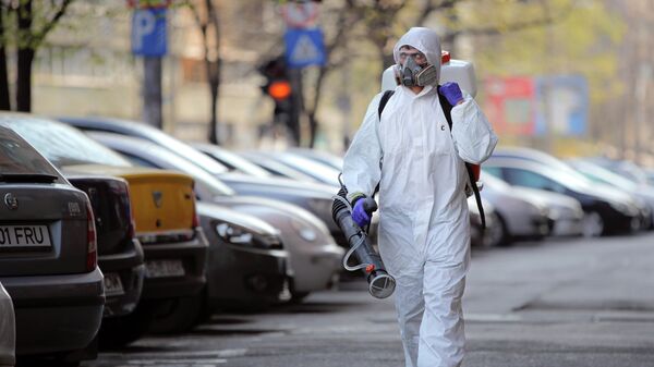 Муниципальные работники во время дезинфекции улиц в Бухаресте, Румыния Муниципальные работники во время дезинфекции улиц в Бухаресте, Румыния