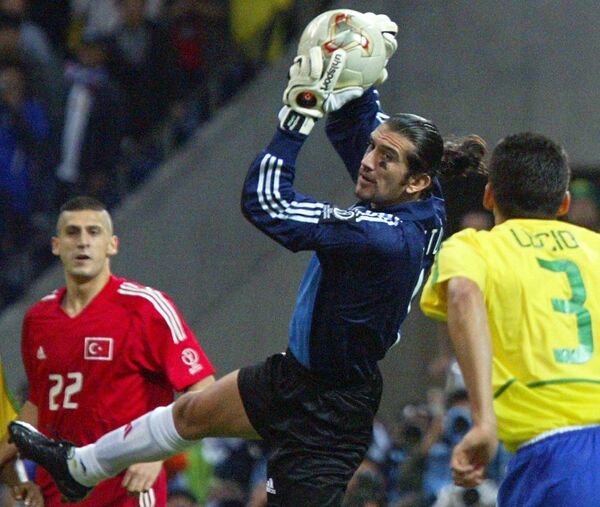 Рюштю Речбер (в центре) на чемпионате мира 2002 года Рюштю Речбер (в центре) на чемпионате мира 2002 года