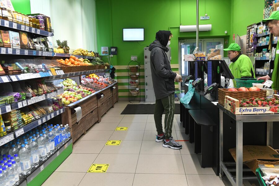 Разметка для соблюдения дистанции одном из магазинов в Москве Разметка для соблюдения дистанции одном из магазинов в Москве