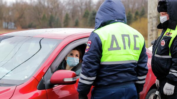 Сотрудники полиции беседуют с девушкой водителем на посту ДПС на въезде в город Калининград на Московском проспекте Сотрудники полиции беседуют с девушкой водителем на посту ДПС на въезде в город Калининград на Московском проспекте