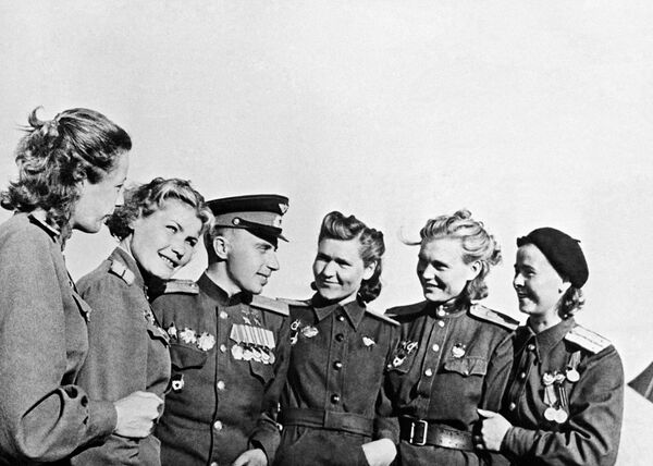 Дважды Герой Советского Союза, командир эскадрильи штурмового полка Леонид Беда среди летчиц бомбардировочной авиации Дважды Герой Советского Союза, командир эскадрильи штурмового полка Леонид Беда среди летчиц бомбардировочной авиации