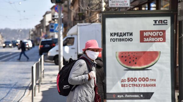 Женщина в защитной маске на одной из улиц во Львове Женщина в защитной маске на одной из улиц во Львове