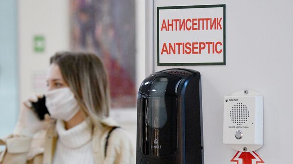 Антисептик на стене торгового центра в Минске. По состоянию на 6 апреля, в Белоруссии зарегистрировано 700 случаев инфицирования COVID-19