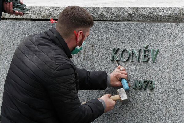 Демонтаж памятника маршалу Коневу в Праге Демонтаж памятника маршалу Коневу в Праге