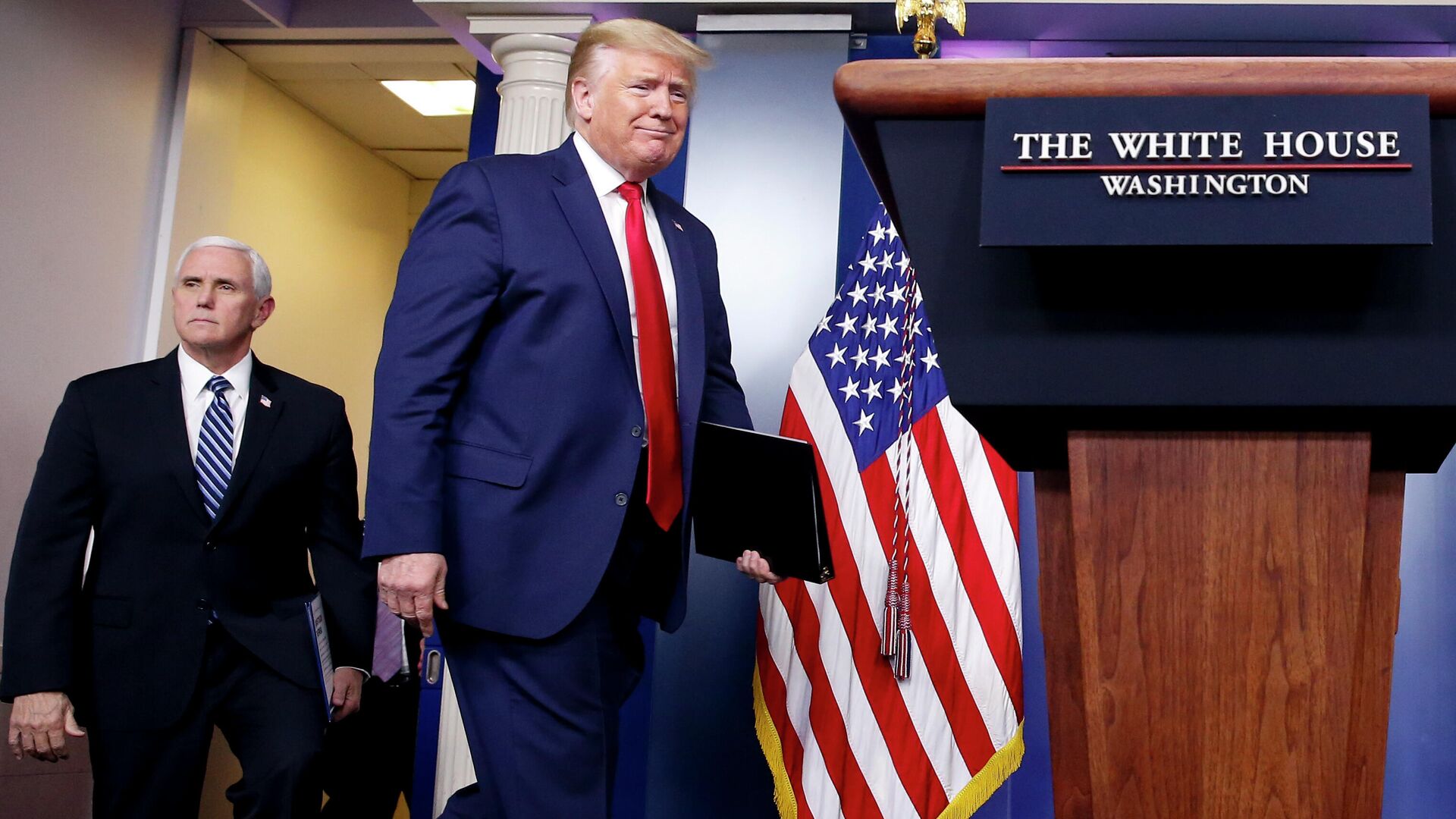 Президент США Дональд Трамп и вице-президент Майк Пенс Президент США Дональд Трамп и вице-президент Майк Пенс - РИА Новости, 1920, 06.01.2021