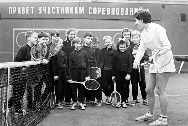 Член сборной команды СССР по теннису Ольга Морозова на тренировке с юными спортсменами. Член сборной команды СССР по теннису Ольга Морозова на тренировке с юными спортсменами.