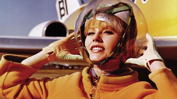 Стюардесса Braniff Airlines в униформе Стюардесса Braniff Airlines в униформе