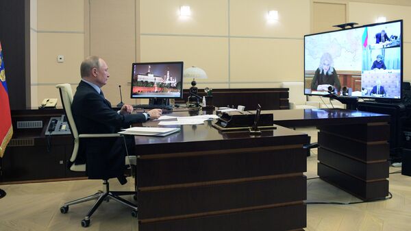 Президент РФ Владимир Путин во время совещания в режиме видеоконференции Президент РФ Владимир Путин во время совещания в режиме видеоконференции