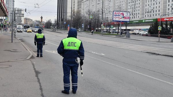 Сотрудники дорожно-патрульной службы ГИБДД на улице Стромынка в Москве Сотрудники дорожно-патрульной службы ГИБДД на улице Стромынка в Москве
