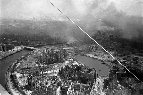 Вид с самолета на Берлин. Май 1945 года Вид с самолета на Берлин. Май 1945 года